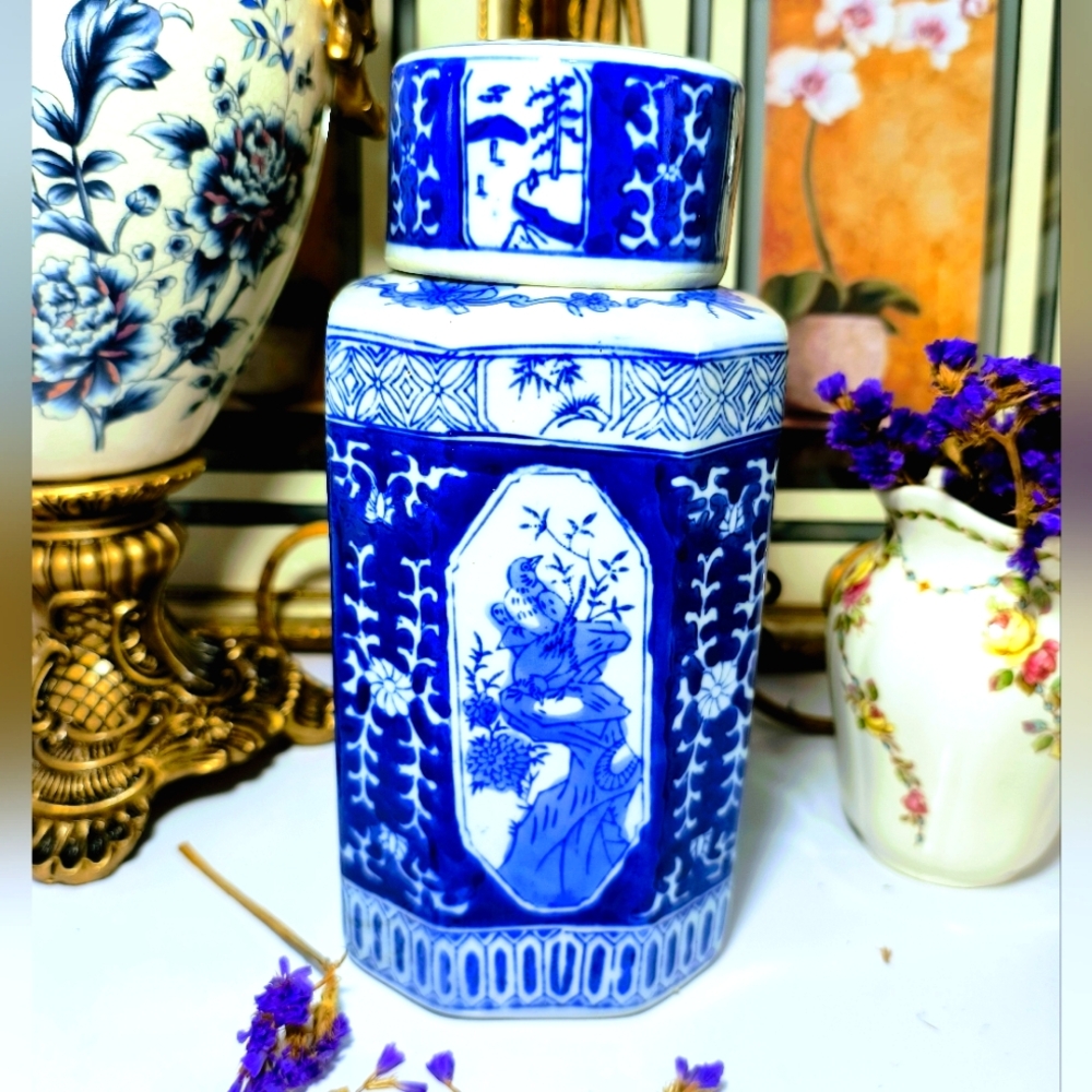 Mid-20th century Chinese blue and white porcelain ginger jar.  Chinoiserie style